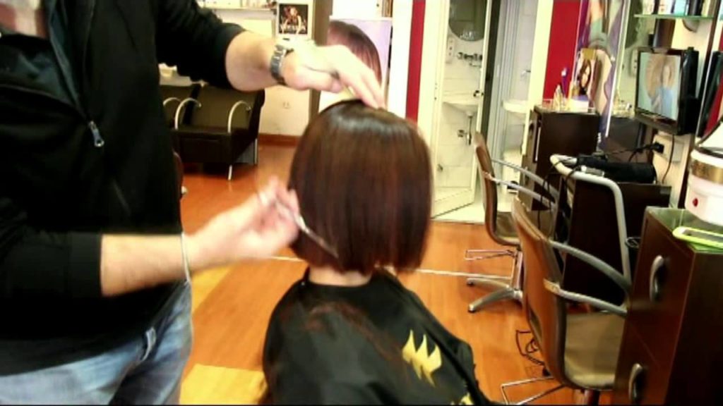 Come fare un taglio carrè scalato Come fare un taglio carrè scalato