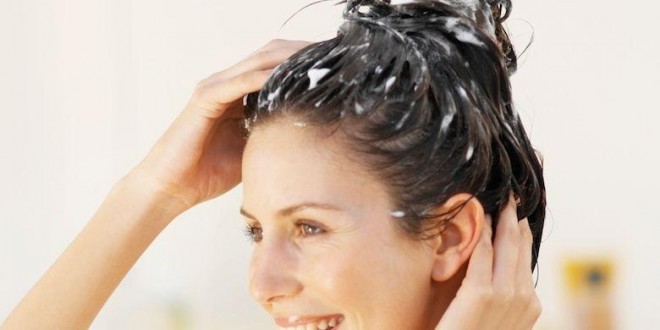 Come realizzare una maschera per capelli al tè nero